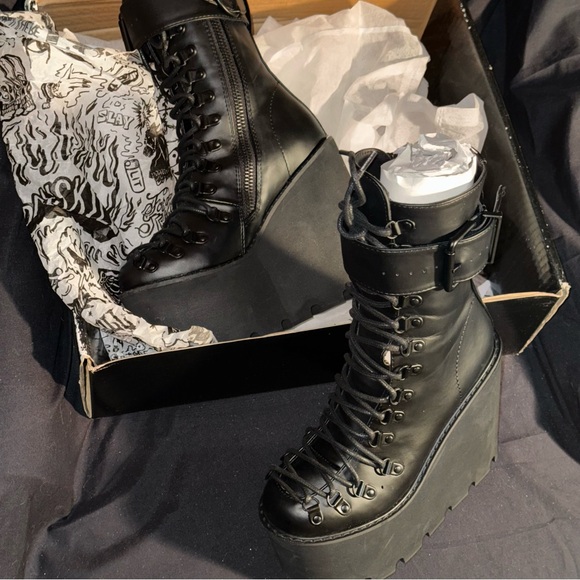 BLACK TRAITOR BOOTS - NEW IN BOX - Picture 5 of 5